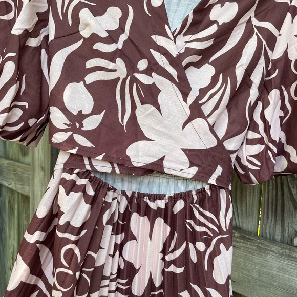 Petal & Pup Wine Berry Floral Print V-Neck Cutout Midi Dress Size M - Picture 8 of 9